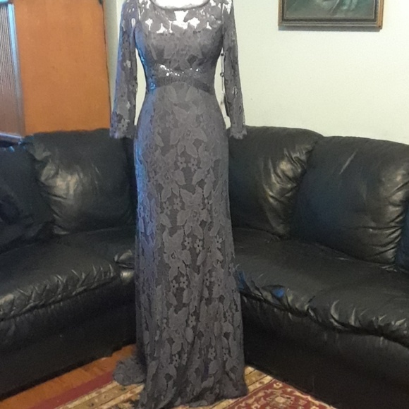 Three quarter sleeve lace gown - Picture 3 of 4